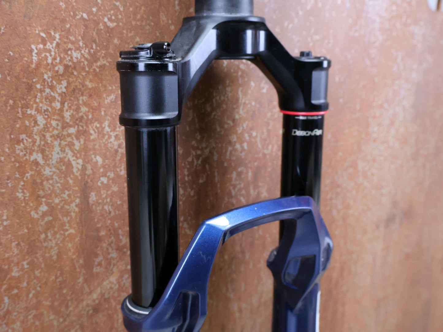 Federgabel von Rock Shox, ROCKSHOX – SID SL ULTIMATE 2P / 29 / 110 MM / BOOST 15×110 / BLUE CRUSH / RACE DAY 2 vor USEDBIKES - OB.DE Hintergrund