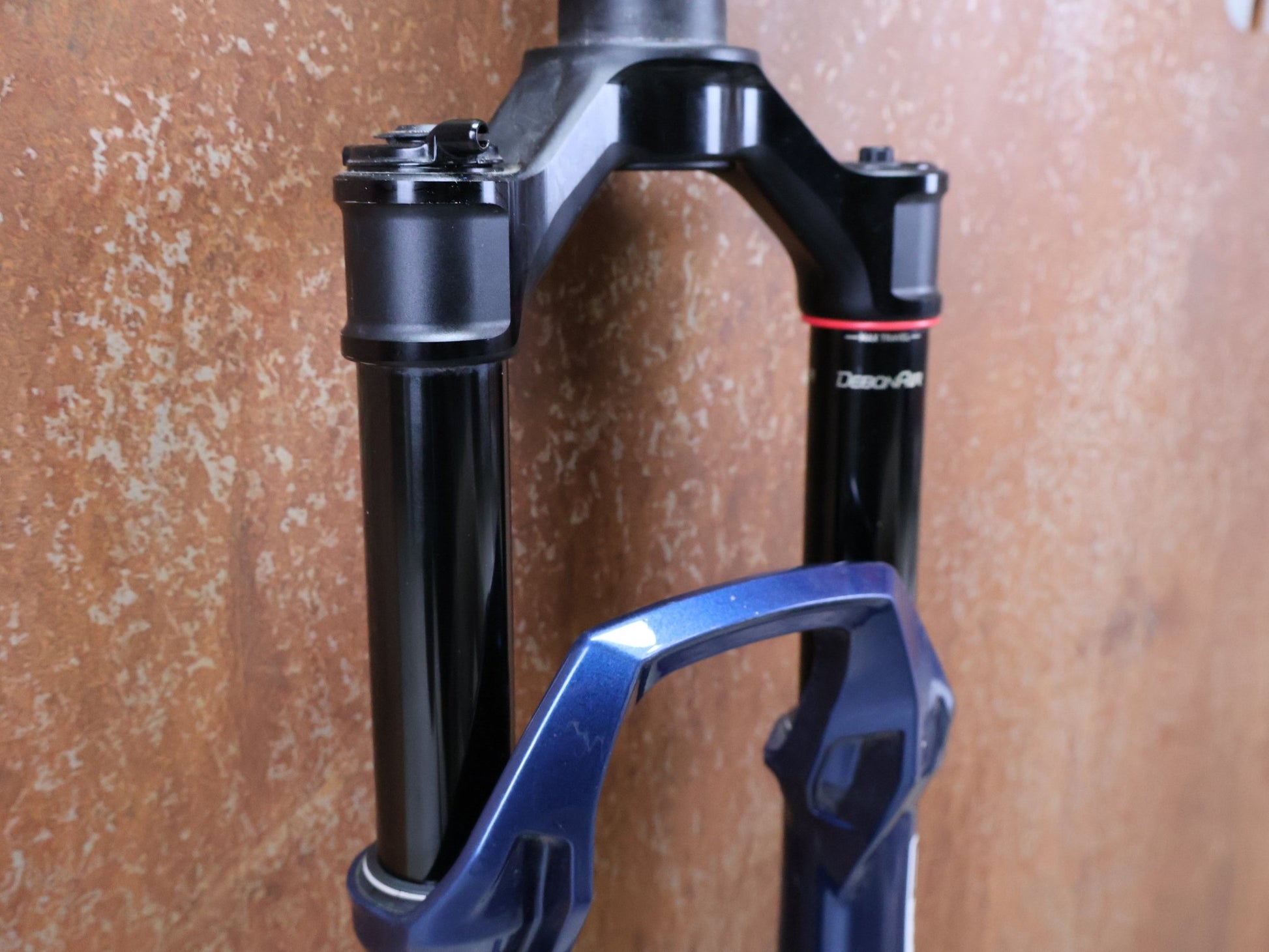 Federgabel von Rock Shox, ROCKSHOX – SID SL ULTIMATE 2P / 29 / 110 MM / BOOST 15×110 / BLUE CRUSH / RACE DAY 2 vor USEDBIKES - OB.DE Hintergrund