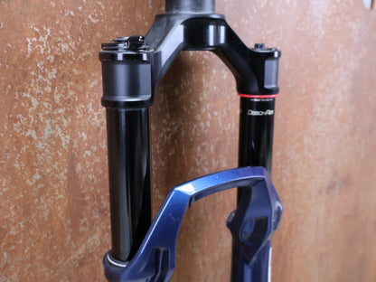 Federgabel von Rock Shox, ROCKSHOX – SID SL ULTIMATE 2P / 29 / 110 MM / BOOST 15×110 / BLUE CRUSH / RACE DAY 2 vor USEDBIKES - OB.DE Hintergrund