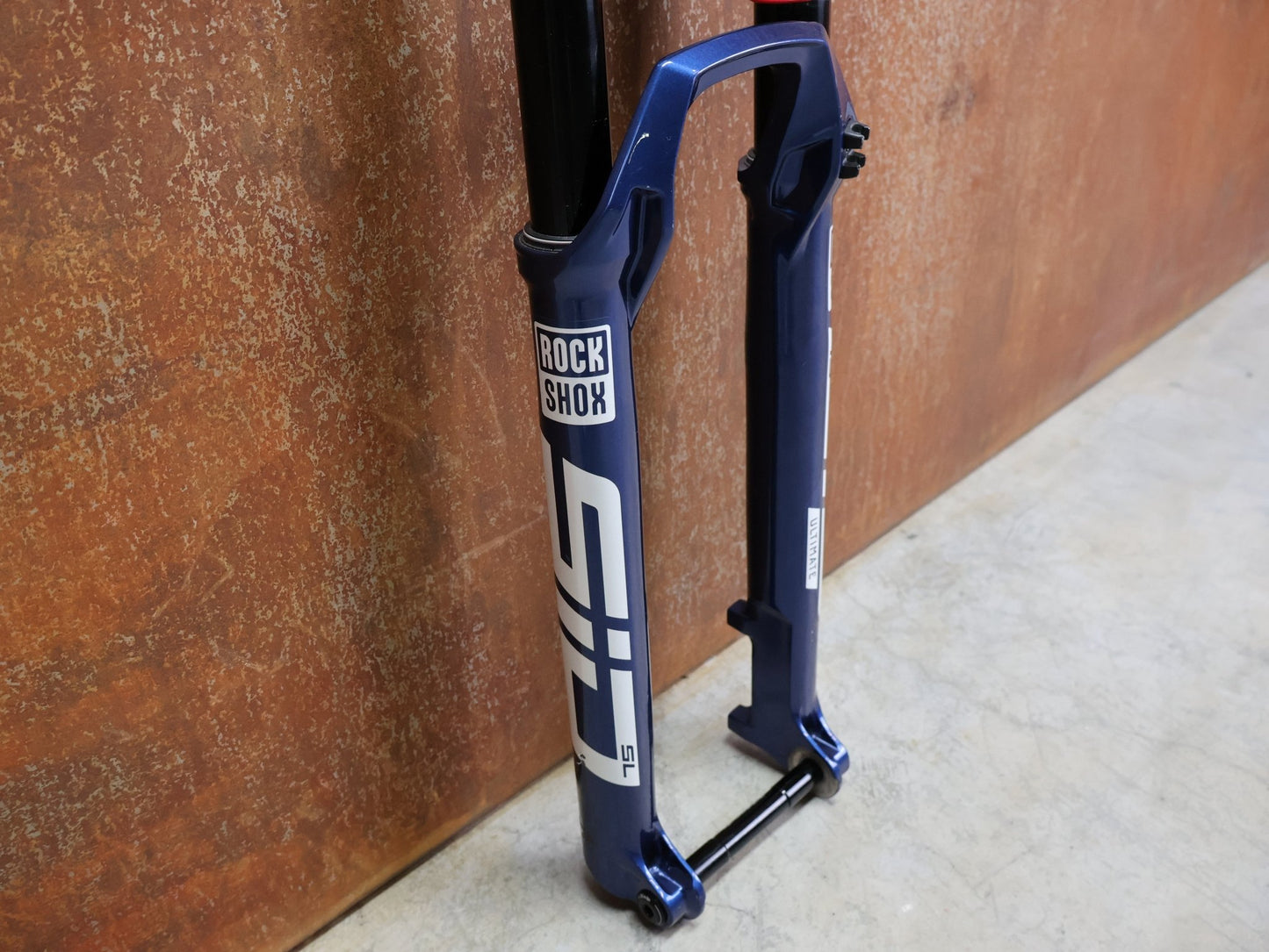 Federgabel von Rock Shox, ROCKSHOX – SID SL ULTIMATE 2P / 29 / 110 MM / BOOST 15×110 / BLUE CRUSH / RACE DAY 2 vor USEDBIKES - OB.DE Hintergrund