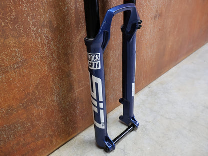 Federgabel von Rock Shox, ROCKSHOX – SID SL ULTIMATE 2P / 29 / 110 MM / BOOST 15×110 / BLUE CRUSH / RACE DAY 2 vor USEDBIKES - OB.DE Hintergrund