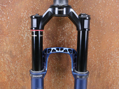 Federgabel von Rock Shox, ROCKSHOX – SID SL ULTIMATE 2P / 29 / 110 MM / BOOST 15×110 / BLUE CRUSH / RACE DAY 2 vor USEDBIKES - OB.DE Hintergrund
