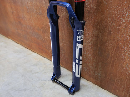 Federgabel von Rock Shox, ROCKSHOX – SID SL ULTIMATE 2P / 29 / 110 MM / BOOST 15×110 / BLUE CRUSH / RACE DAY 2 vor USEDBIKES - OB.DE Hintergrund