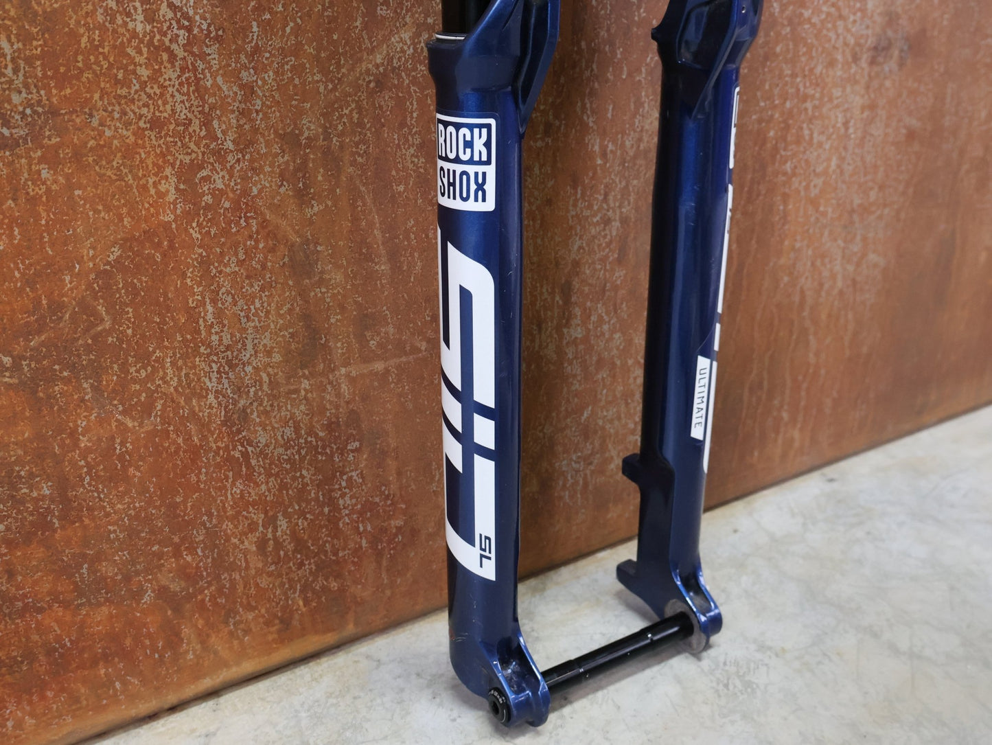 Federgabel von Rock Shox, ROCKSHOX – SID SL ULTIMATE 2P / 29 / 110 MM / BOOST 15×110 / BLUE CRUSH / RACE DAY 2 vor USEDBIKES - OB.DE Hintergrund