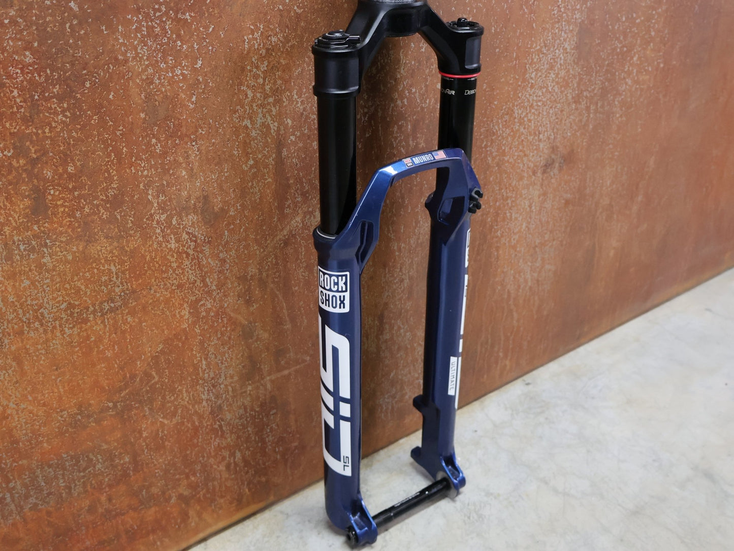 Federgabel von Rock Shox, ROCKSHOX – SID SL ULTIMATE 2P / 29 / 110 MM / BOOST 15×110 / BLUE CRUSH / RACE DAY 2 vor USEDBIKES - OB.DE Hintergrund