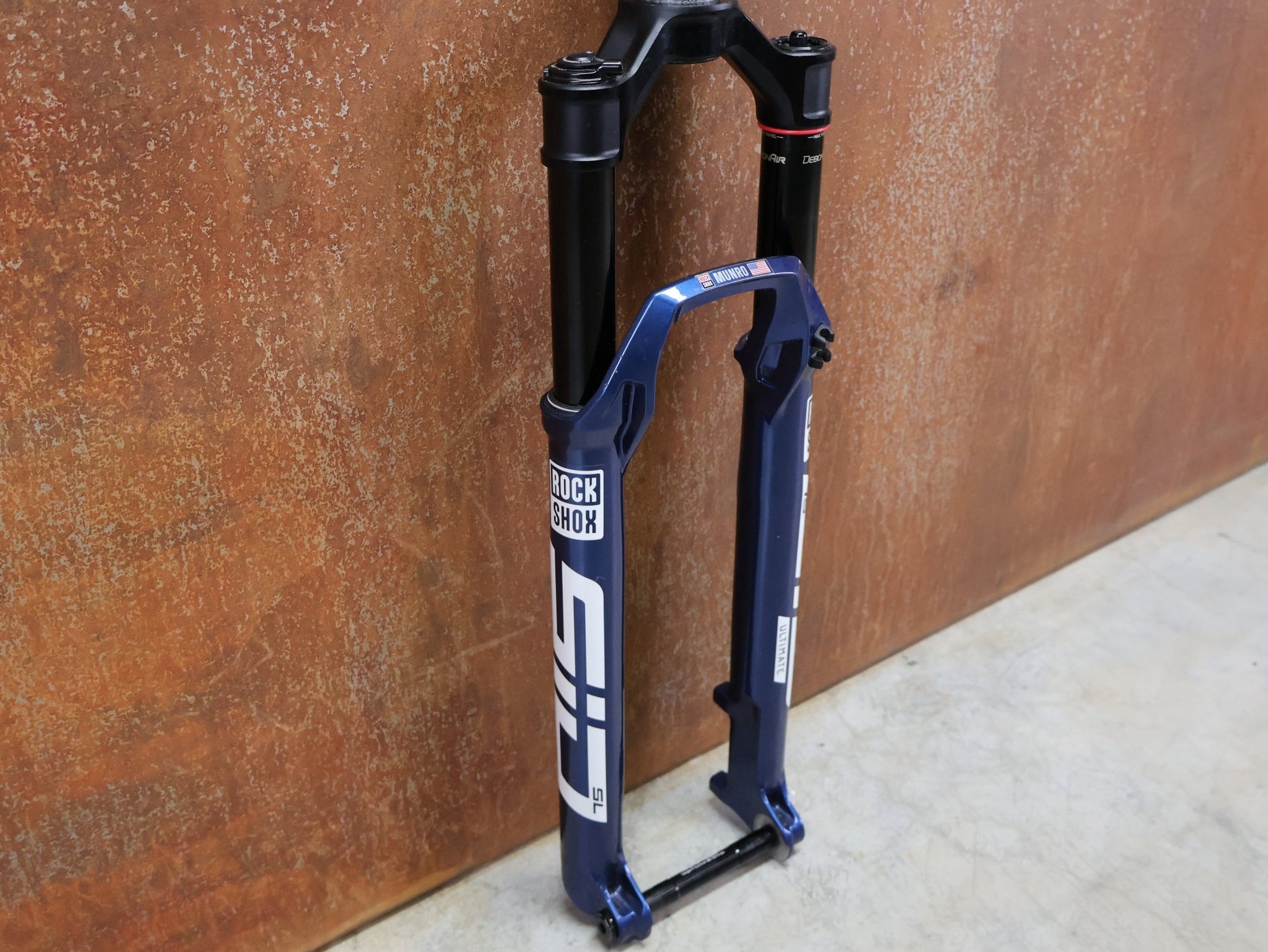 Federgabel von Rock Shox, ROCKSHOX – SID SL ULTIMATE 2P / 29 / 110 MM / BOOST 15×110 / BLUE CRUSH / RACE DAY 2 vor USEDBIKES - OB.DE Hintergrund