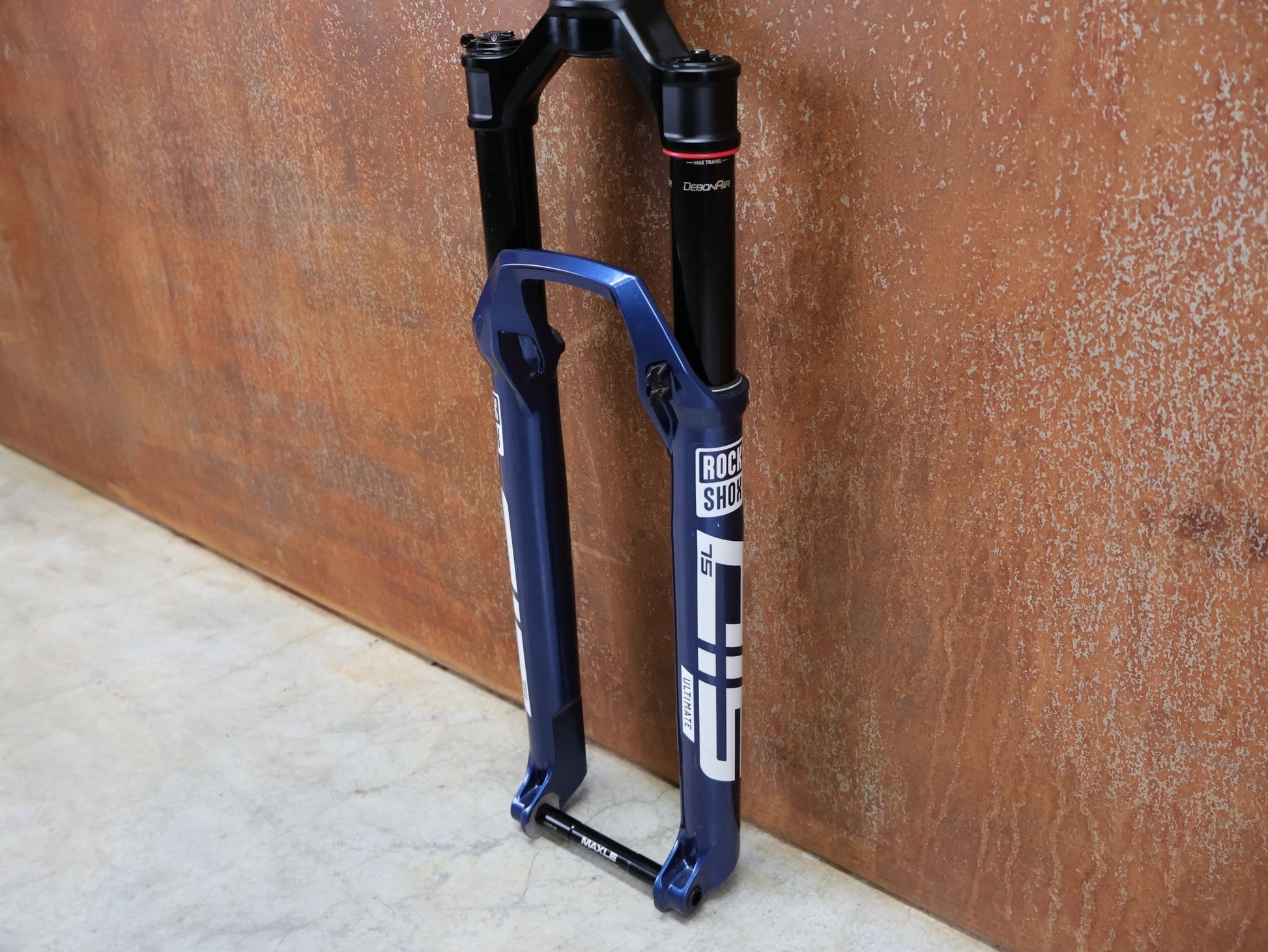 Federgabel von Rock Shox, ROCKSHOX – SID SL ULTIMATE 2P / 29 / 110 MM / BOOST 15×110 / BLUE CRUSH / RACE DAY 2 vor USEDBIKES - OB.DE Hintergrund