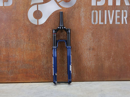 Federgabel von Rock Shox, ROCKSHOX – SID SL ULTIMATE 2P / 29 / 110 MM / BOOST 15×110 / BLUE CRUSH / RACE DAY 2 vor USEDBIKES - OB.DE Hintergrund