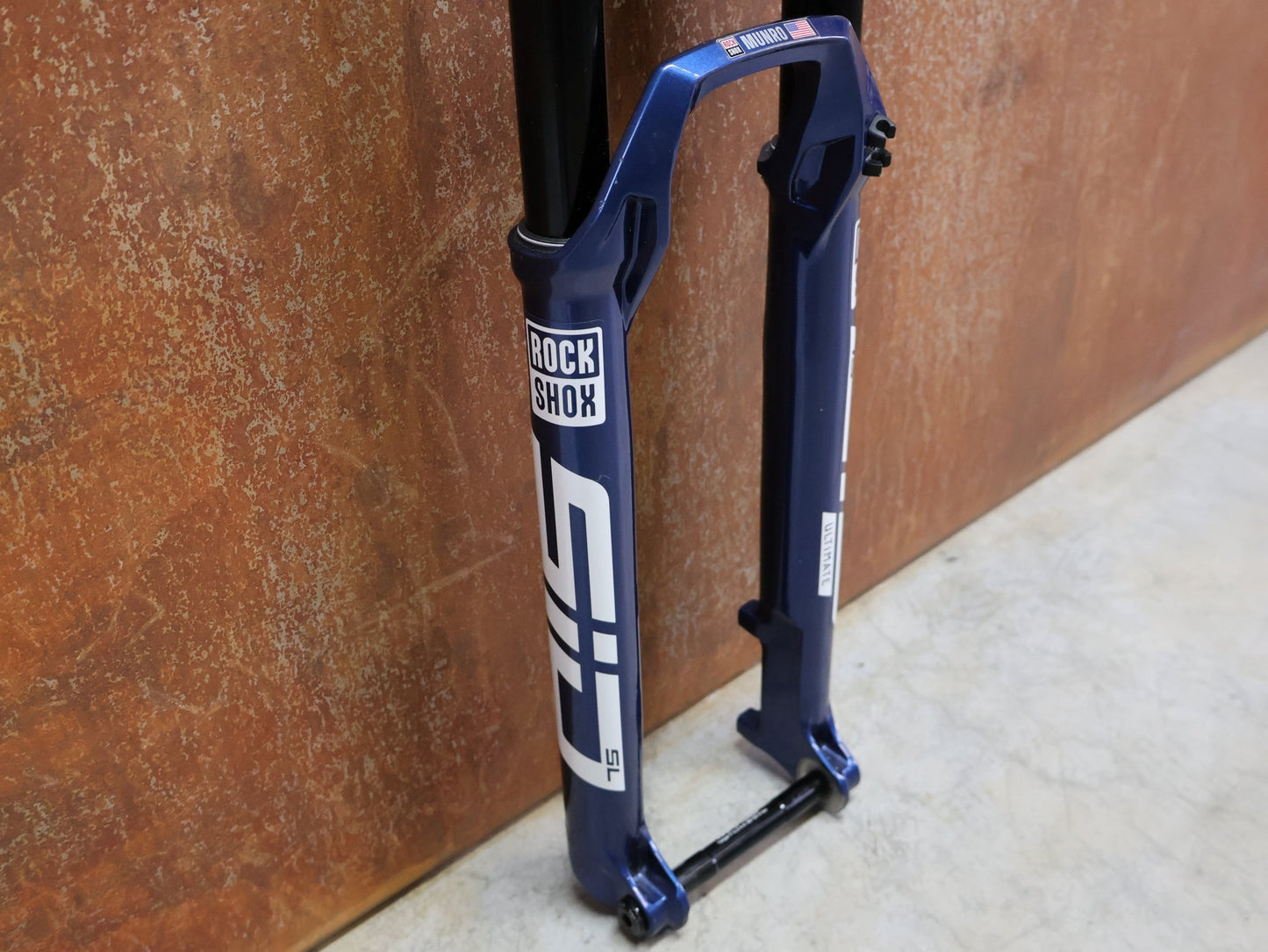 Federgabel von Rock Shox, ROCKSHOX – SID SL ULTIMATE 2P / 29 / 110 MM / BOOST 15×110 / BLUE CRUSH / RACE DAY 2 vor USEDBIKES - OB.DE Hintergrund