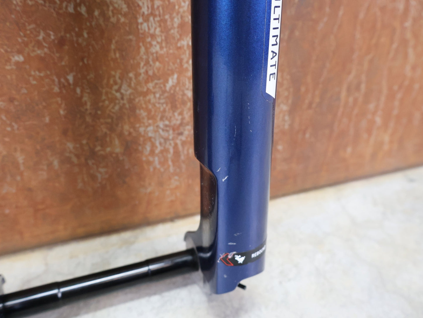 Federgabel von Rock Shox, ROCKSHOX – SID SL ULTIMATE 2P / 29 / 110 MM / BOOST 15×110 / BLUE CRUSH / RACE DAY 2 vor USEDBIKES - OB.DE Hintergrund