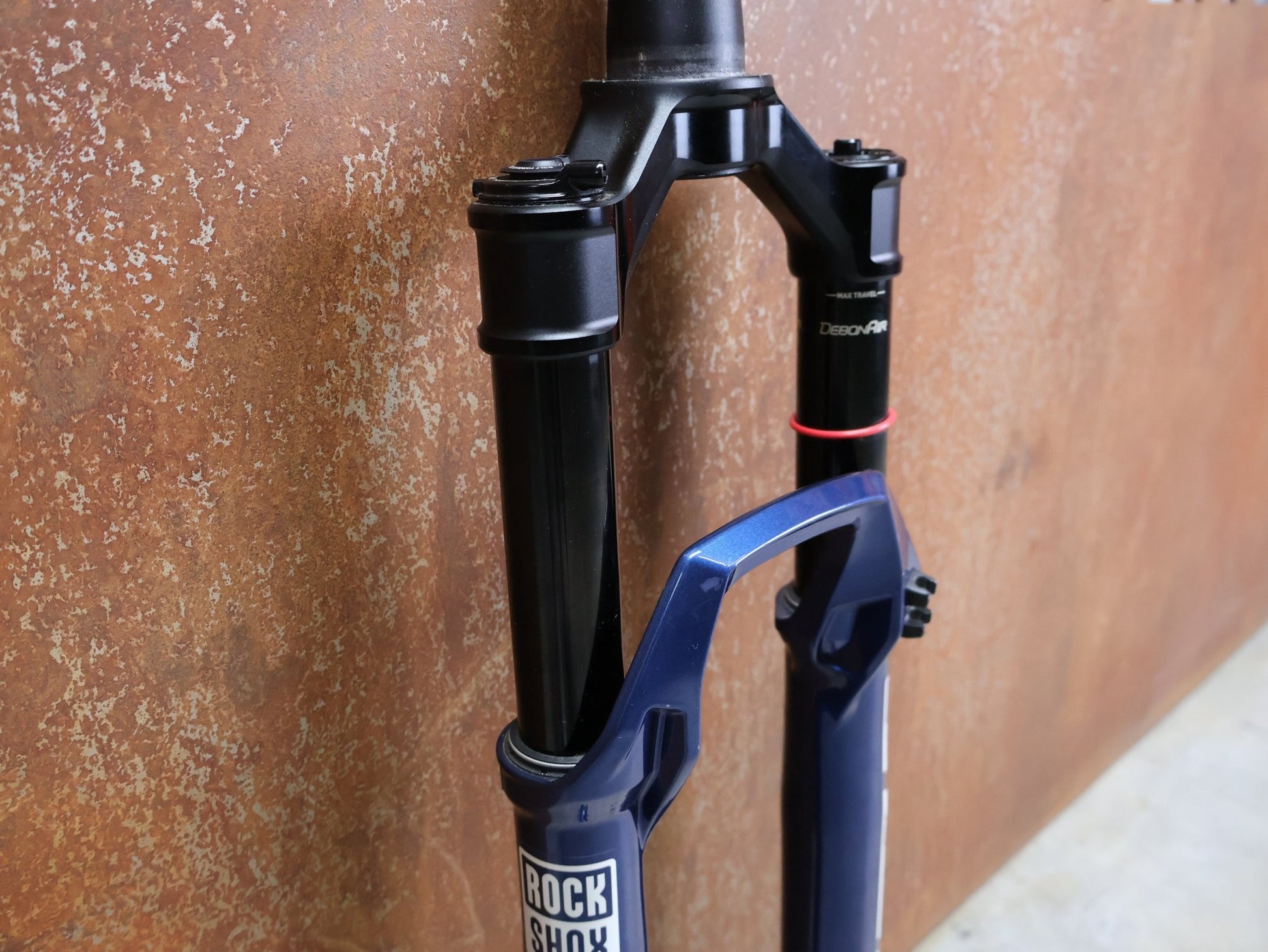 Federgabel von Rock Shox, ROCKSHOX – SID SL ULTIMATE 2P / 29 / 110 MM / BOOST 15×110 / BLUE CRUSH / RACE DAY 2 vor USEDBIKES - OB.DE Hintergrund