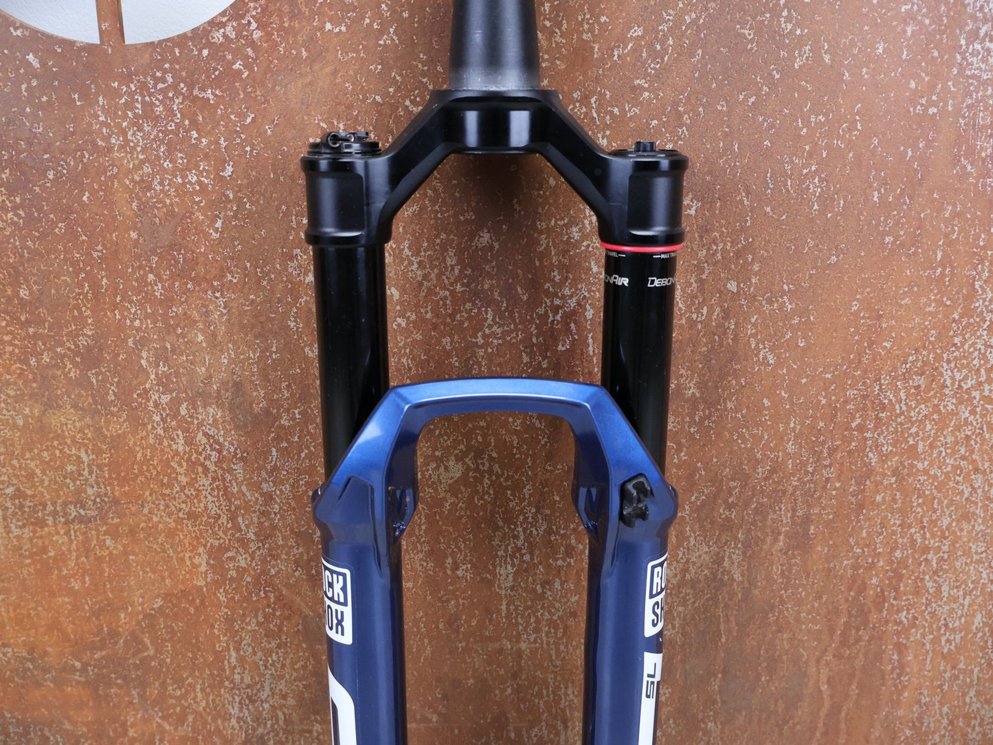 Federgabel von Rock Shox, ROCKSHOX – SID SL ULTIMATE 2P / 29 / 110 MM / BOOST 15×110 / BLUE CRUSH / RACE DAY 2 vor USEDBIKES - OB.DE Hintergrund