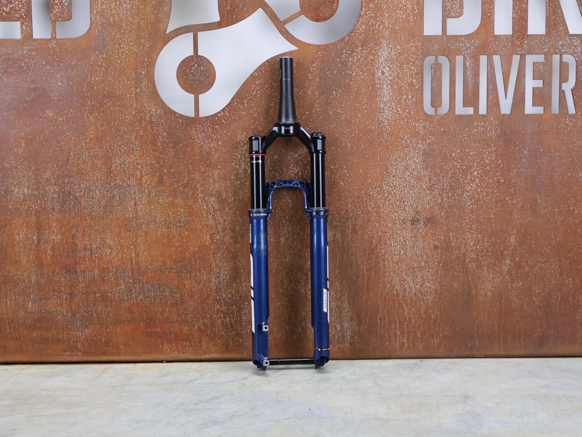 Federgabel von Rock Shox, ROCKSHOX – SID SL ULTIMATE 2P / 29 / 110 MM / BOOST 15×110 / BLUE CRUSH / RACE DAY 2 vor USEDBIKES - OB.DE Hintergrund