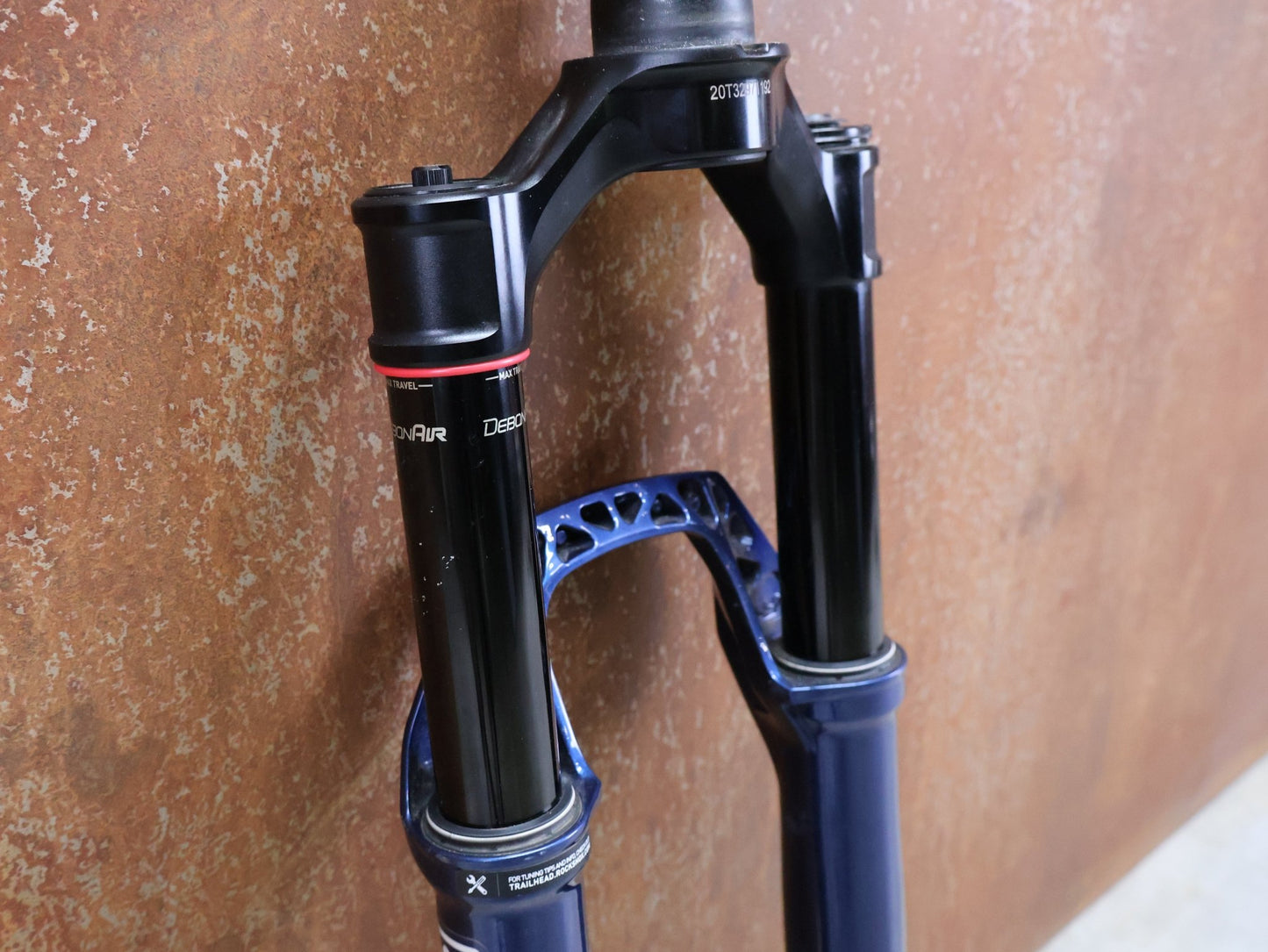 Federgabel von Rock Shox, ROCKSHOX – SID SL ULTIMATE 2P / 29 / 110 MM / BOOST 15×110 / BLUE CRUSH / RACE DAY 2 vor USEDBIKES - OB.DE Hintergrund