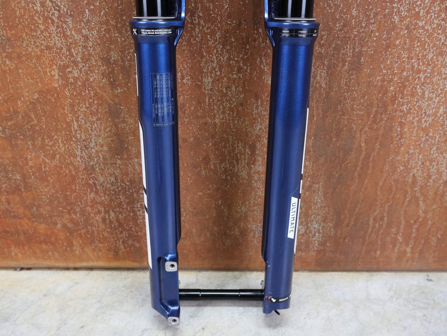 Federgabel von Rock Shox, ROCKSHOX – SID SL ULTIMATE 2P / 29 / 110 MM / BOOST 15×110 / BLUE CRUSH / RACE DAY 2 vor USEDBIKES - OB.DE Hintergrund