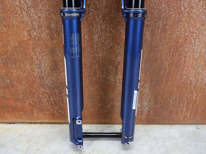 Federgabel von Rock Shox, ROCKSHOX – SID SL ULTIMATE 2P / 29 / 110 MM / BOOST 15×110 / BLUE CRUSH / RACE DAY 2 vor USEDBIKES - OB.DE Hintergrund