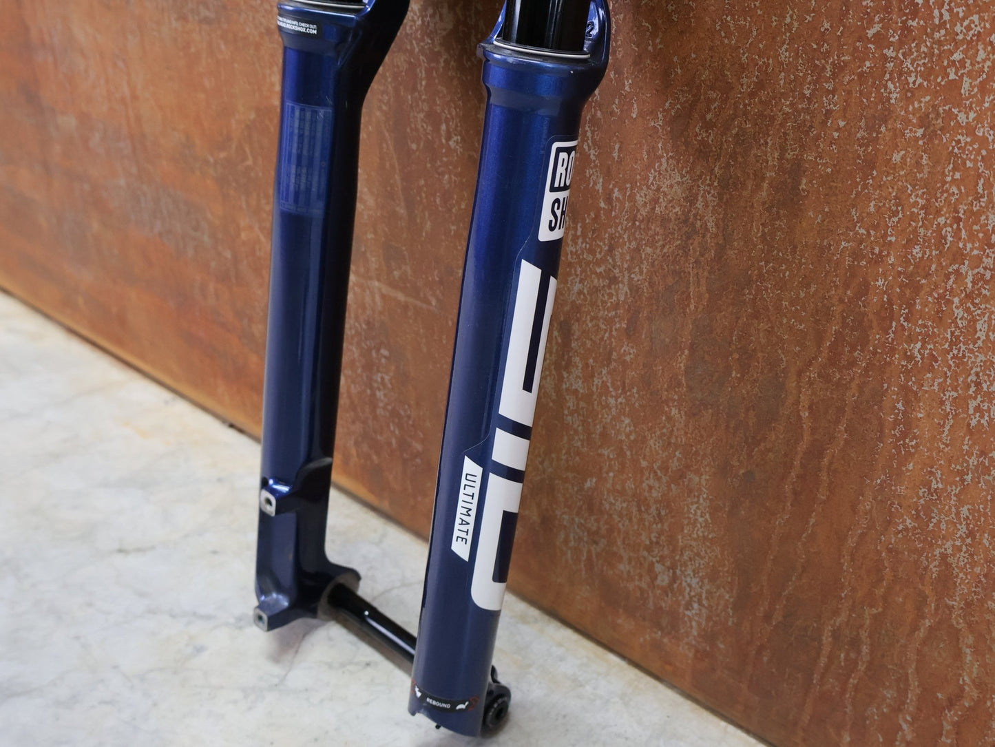Federgabel von Rock Shox, ROCKSHOX – SID SL ULTIMATE 2P / 29 / 110 MM / BOOST 15×110 / BLUE CRUSH / RACE DAY 2 vor USEDBIKES - OB.DE Hintergrund