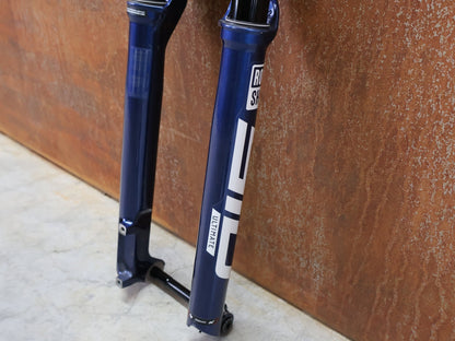 Federgabel von Rock Shox, ROCKSHOX – SID SL ULTIMATE 2P / 29 / 110 MM / BOOST 15×110 / BLUE CRUSH / RACE DAY 2 vor USEDBIKES - OB.DE Hintergrund