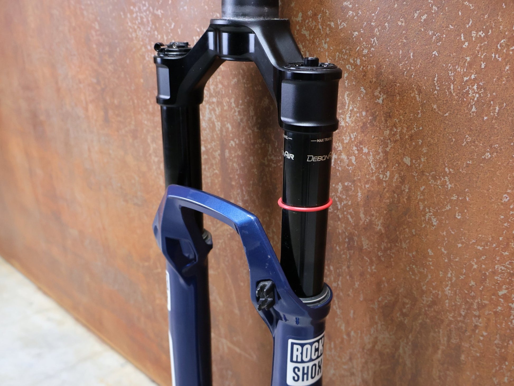 Federgabel von Rock Shox, ROCKSHOX – SID SL ULTIMATE 2P / 29 / 110 MM / BOOST 15×110 / BLUE CRUSH / RACE DAY 2 vor USEDBIKES - OB.DE Hintergrund