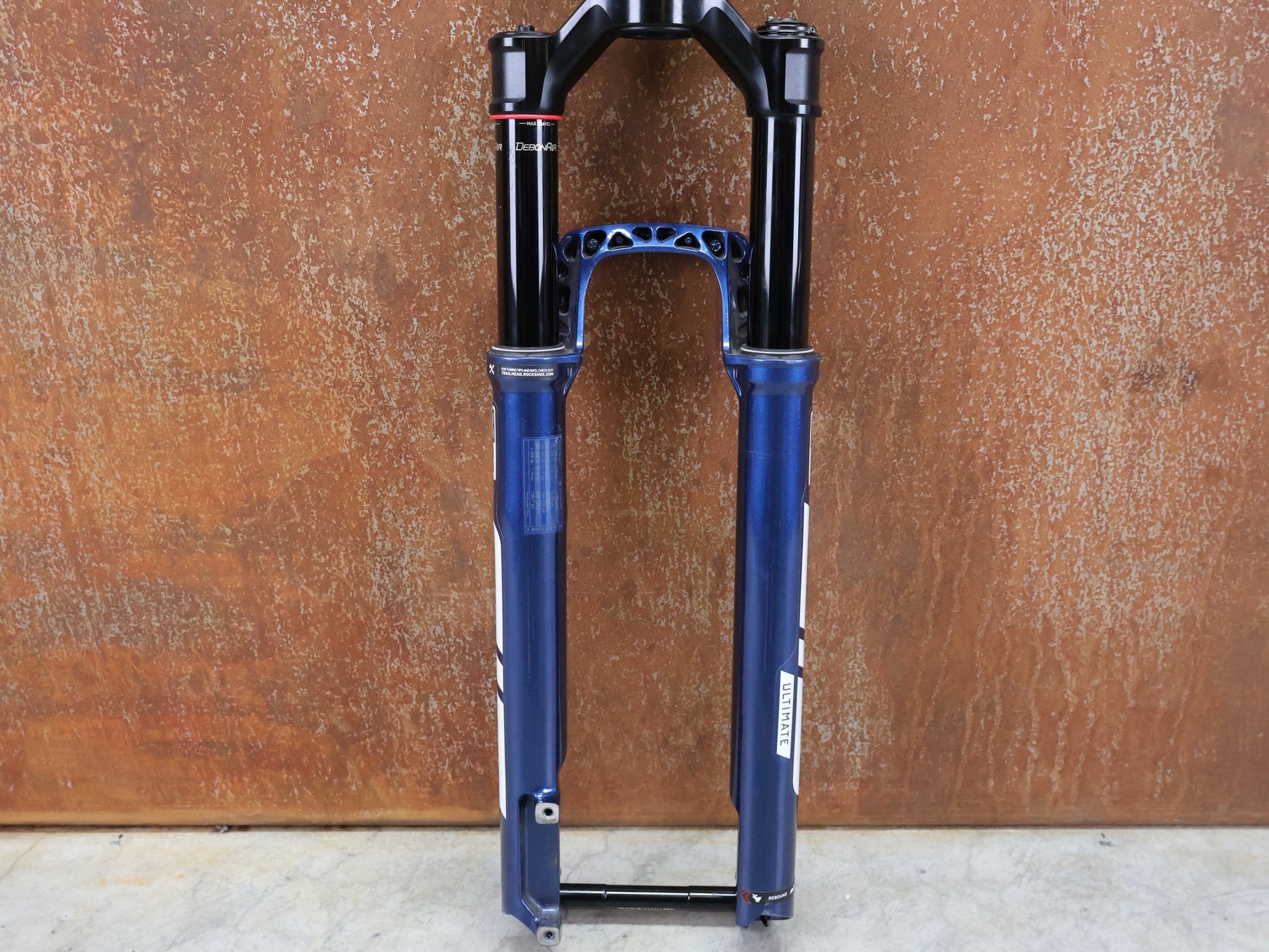 Federgabel von Rock Shox, ROCKSHOX – SID SL ULTIMATE 2P / 29 / 110 MM / BOOST 15×110 / BLUE CRUSH / RACE DAY 2 vor USEDBIKES - OB.DE Hintergrund