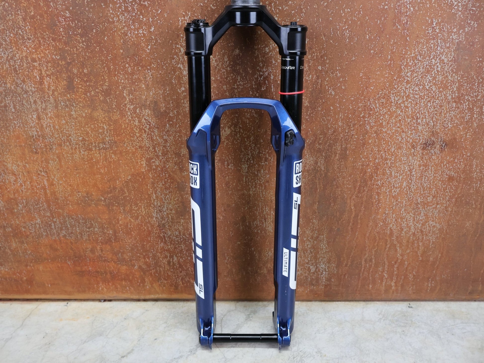 Federgabel von Rock Shox, ROCKSHOX – SID SL ULTIMATE 2P / 29 / 110 MM / BOOST 15×110 / BLUE CRUSH / RACE DAY 2 vor USEDBIKES - OB.DE Hintergrund