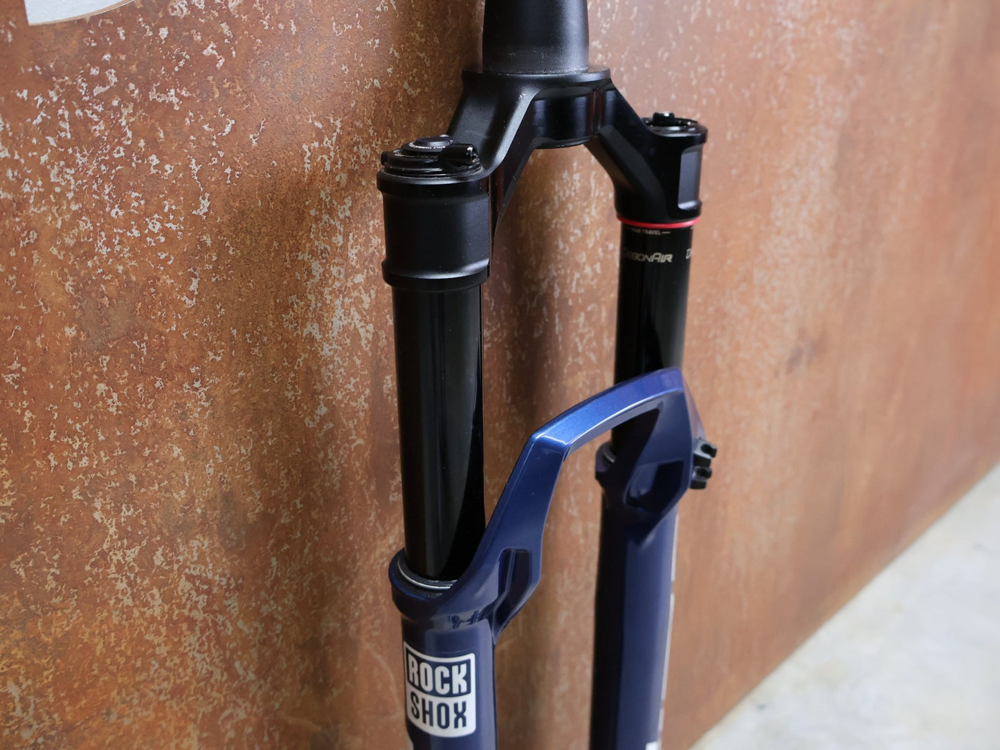 Federgabel von Rock Shox, ROCKSHOX – SID SL ULTIMATE 2P / 29 / 110 MM / BOOST 15×110 / BLUE CRUSH / RACE DAY 2 vor USEDBIKES - OB.DE Hintergrund