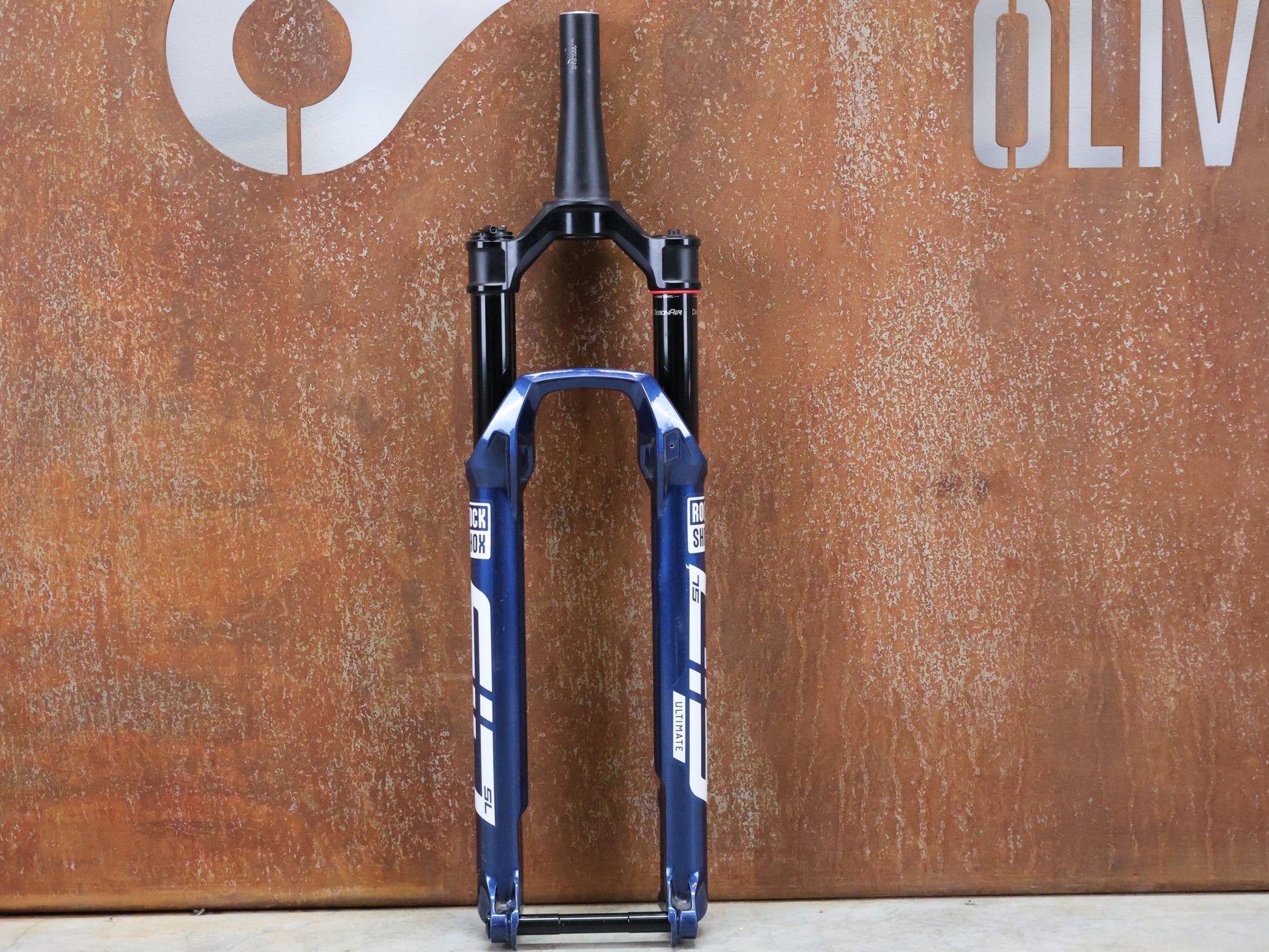 Federgabel von Rock Shox, ROCKSHOX – SID SL ULTIMATE 2P / 29 / 110 MM / BOOST 15×110 / BLUE CRUSH / RACE DAY 2 vor USEDBIKES - OB.DE Hintergrund