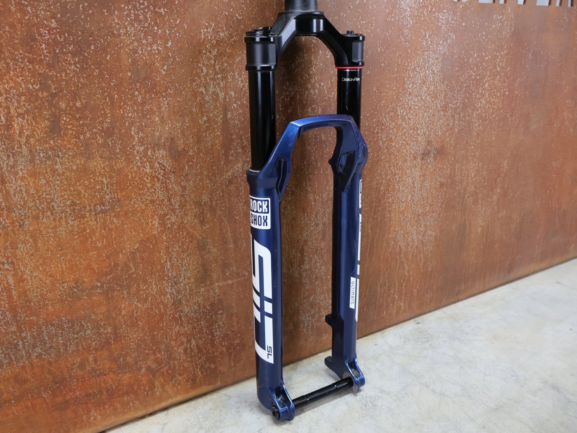 Federgabel von Rock Shox, ROCKSHOX – SID SL ULTIMATE 2P / 29 / 110 MM / BOOST 15×110 / BLUE CRUSH / RACE DAY 2 vor USEDBIKES - OB.DE Hintergrund