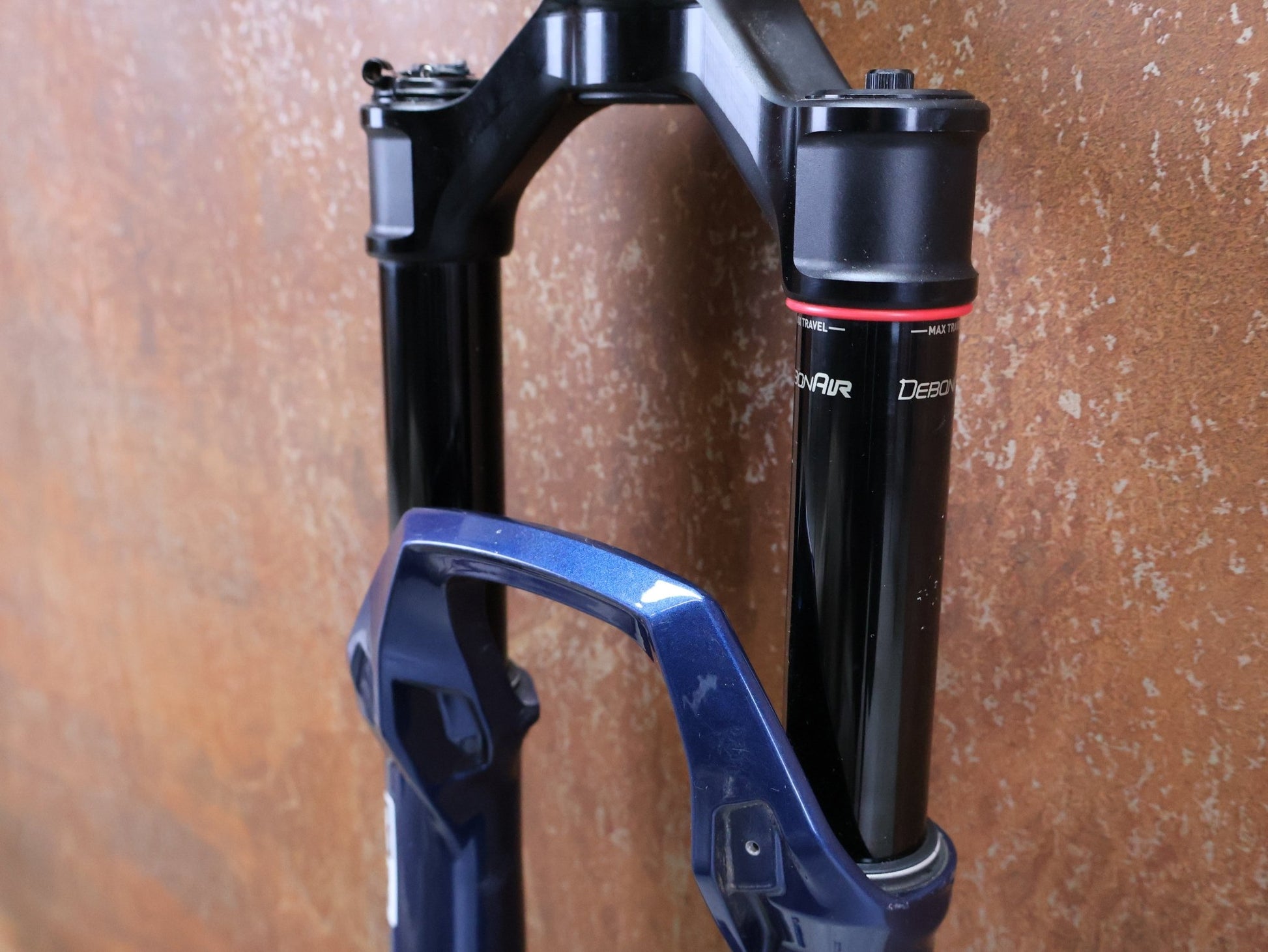 Federgabel von Rock Shox, ROCKSHOX – SID SL ULTIMATE 2P / 29 / 110 MM / BOOST 15×110 / BLUE CRUSH / RACE DAY 2 vor USEDBIKES - OB.DE Hintergrund