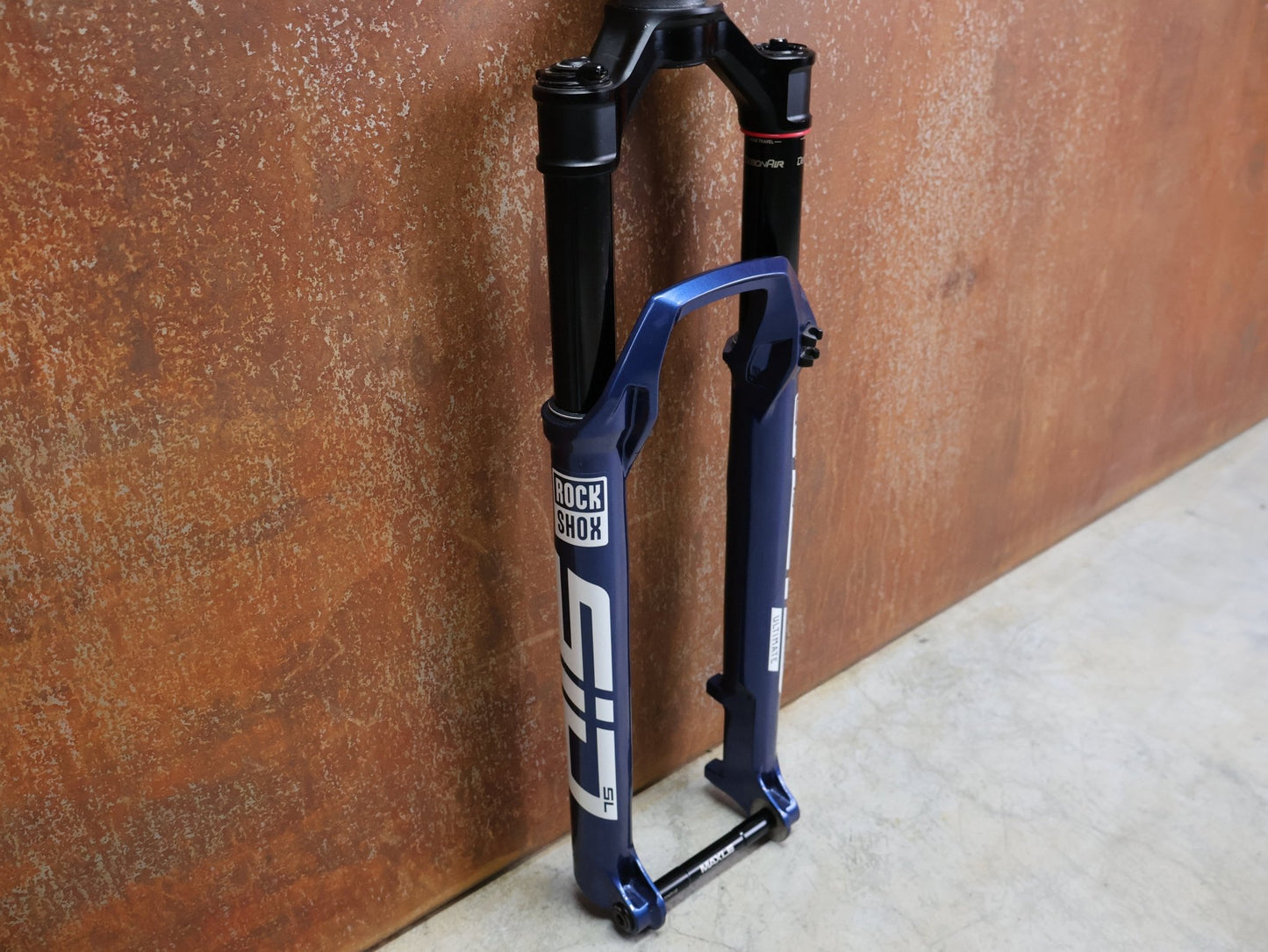 Federgabel von Rock Shox, ROCKSHOX – SID SL ULTIMATE 2P / 29 / 110 MM / BOOST 15×110 / BLUE CRUSH / RACE DAY 2 vor USEDBIKES - OB.DE Hintergrund