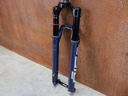 Federgabel von Rock Shox, ROCKSHOX – SID SL ULTIMATE 2P / 29 / 110 MM / BOOST 15×110 / BLUE CRUSH / RACE DAY 2 vor USEDBIKES - OB.DE Hintergrund