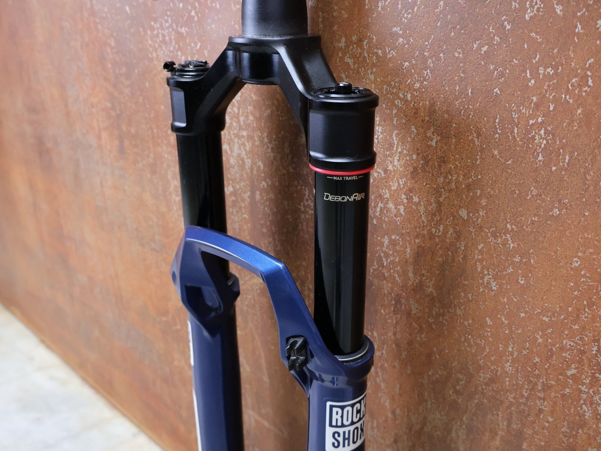 Federgabel von Rock Shox, ROCKSHOX – SID SL ULTIMATE 2P / 29 / 110 MM / BOOST 15×110 / BLUE CRUSH / RACE DAY 2 vor USEDBIKES - OB.DE Hintergrund