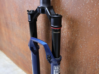 Federgabel von Rock Shox, ROCKSHOX – SID SL ULTIMATE 2P / 29 / 110 MM / BOOST 15×110 / BLUE CRUSH / RACE DAY 2 vor USEDBIKES - OB.DE Hintergrund