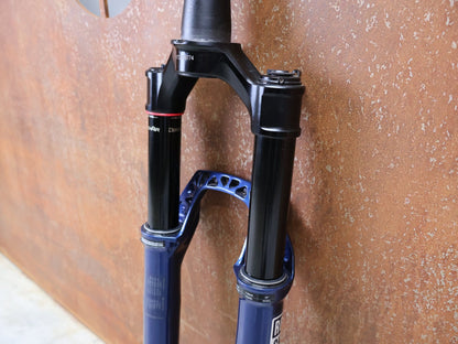 Federgabel von Rock Shox, ROCKSHOX – SID SL ULTIMATE 2P / 29 / 110 MM / BOOST 15×110 / BLUE CRUSH / RACE DAY 2 vor USEDBIKES - OB.DE Hintergrund