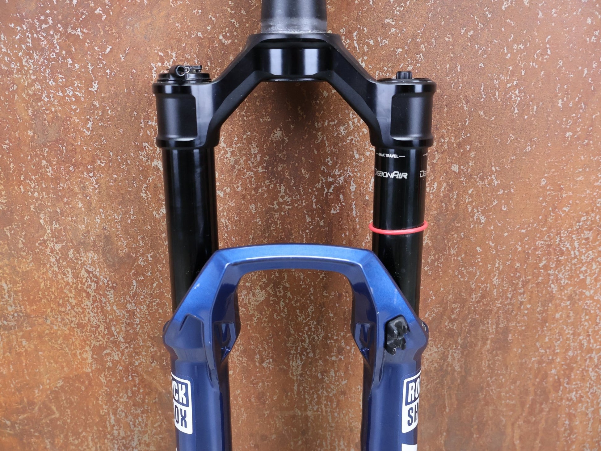 Federgabel von Rock Shox, ROCKSHOX – SID SL ULTIMATE 2P / 29 / 110 MM / BOOST 15×110 / BLUE CRUSH / RACE DAY 2 vor USEDBIKES - OB.DE Hintergrund