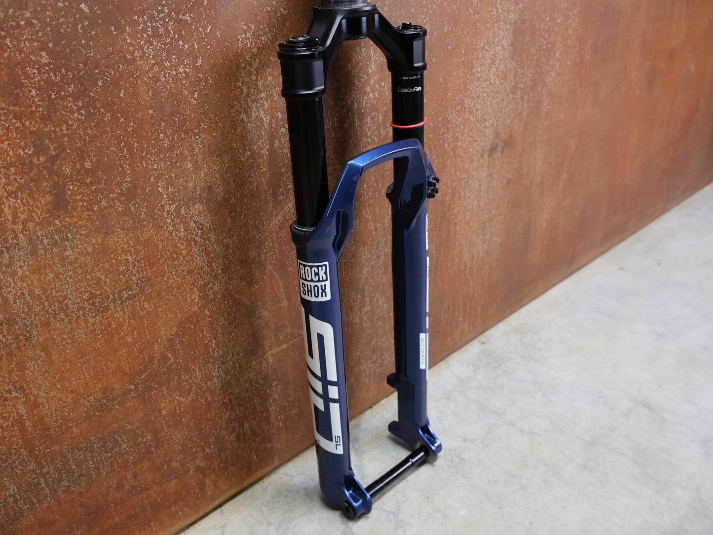 Federgabel von Rock Shox, ROCKSHOX – SID SL ULTIMATE 2P / 29 / 110 MM / BOOST 15×110 / BLUE CRUSH / RACE DAY 2 vor USEDBIKES - OB.DE Hintergrund