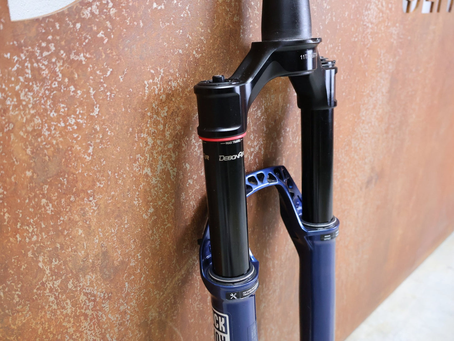Federgabel von Rock Shox, ROCKSHOX – SID SL ULTIMATE 2P / 29 / 110 MM / BOOST 15×110 / BLUE CRUSH / RACE DAY 2 vor USEDBIKES - OB.DE Hintergrund