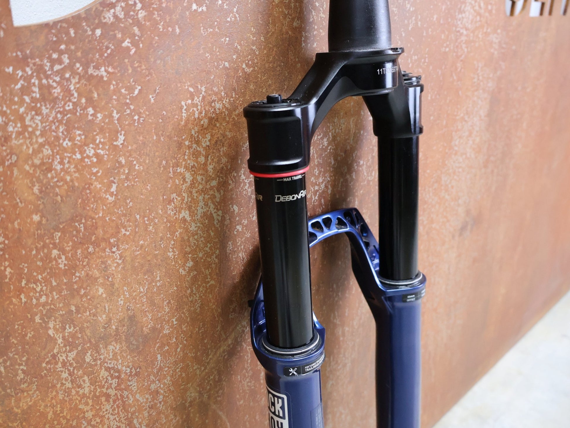 Federgabel von Rock Shox, ROCKSHOX – SID SL ULTIMATE 2P / 29 / 110 MM / BOOST 15×110 / BLUE CRUSH / RACE DAY 2 vor USEDBIKES - OB.DE Hintergrund