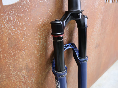 Federgabel von Rock Shox, ROCKSHOX – SID SL ULTIMATE 2P / 29 / 110 MM / BOOST 15×110 / BLUE CRUSH / RACE DAY 2 vor USEDBIKES - OB.DE Hintergrund