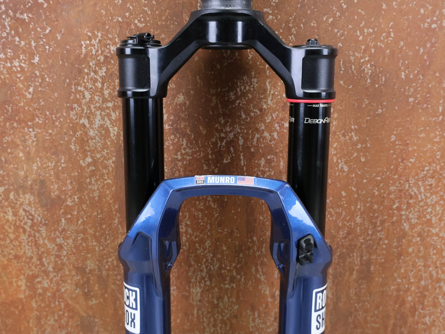 Federgabel von Rock Shox, ROCKSHOX – SID SL ULTIMATE 2P / 29 / 110 MM / BOOST 15×110 / BLUE CRUSH / RACE DAY 2 vor USEDBIKES - OB.DE Hintergrund