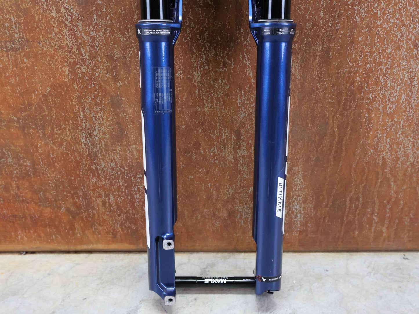 Federgabel von Rock Shox, ROCKSHOX – SID SL ULTIMATE 2P / 29 / 110 MM / BOOST 15×110 / BLUE CRUSH / RACE DAY 2 vor USEDBIKES - OB.DE Hintergrund