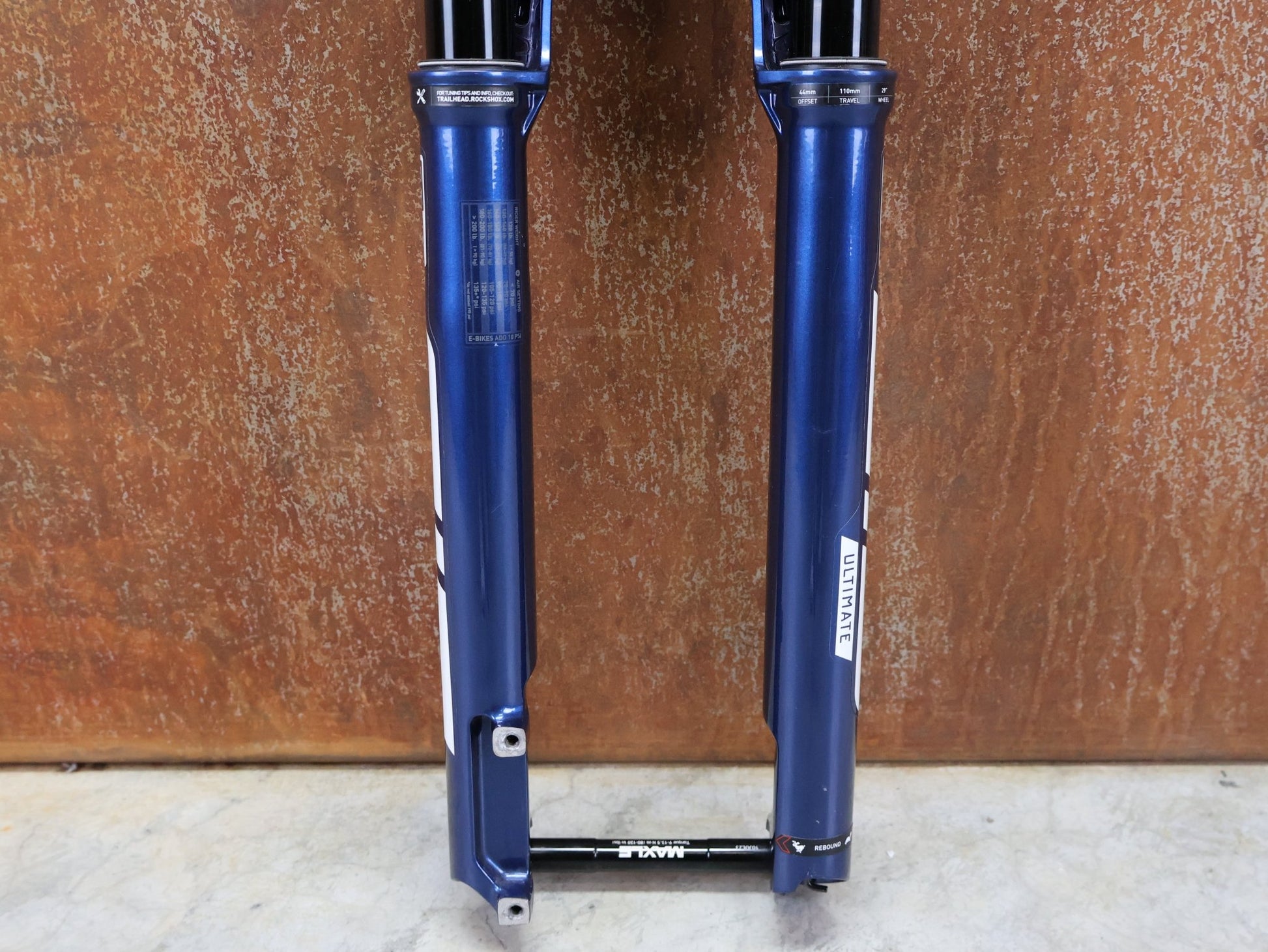 Federgabel von Rock Shox, ROCKSHOX – SID SL ULTIMATE 2P / 29 / 110 MM / BOOST 15×110 / BLUE CRUSH / RACE DAY 2 vor USEDBIKES - OB.DE Hintergrund