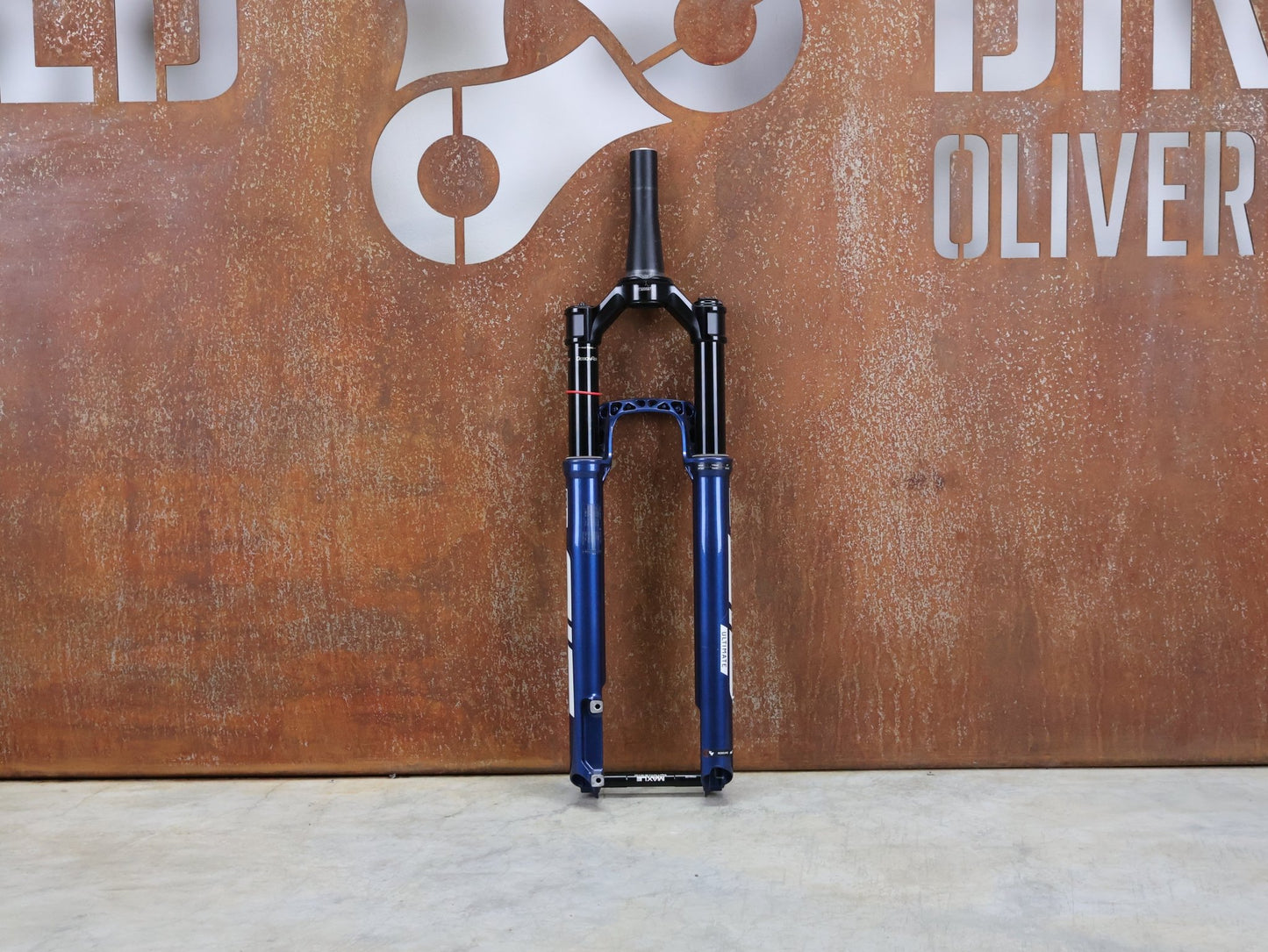 Federgabel von Rock Shox, ROCKSHOX – SID SL ULTIMATE 2P / 29 / 110 MM / BOOST 15×110 / BLUE CRUSH / RACE DAY 2 vor USEDBIKES - OB.DE Hintergrund