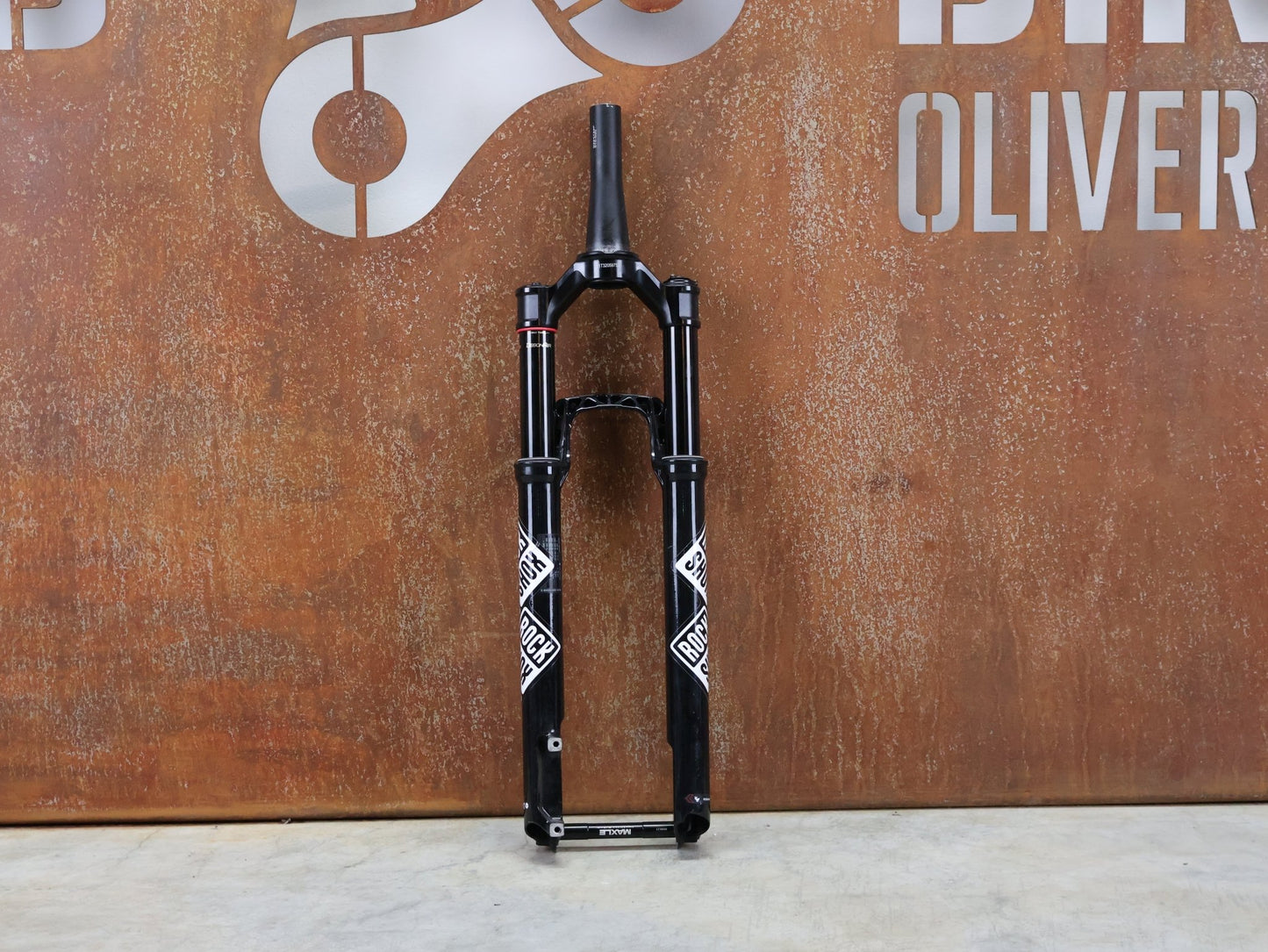 Federgabel von Rock Shox, ROCKSHOX – SID SL ULTIMATE 2P / 29 / 110 MM / BOOST 15×110 / SID GLOSS BLACK / RACE DAY 2 vor USEDBIKES - OB.DE Hintergrund