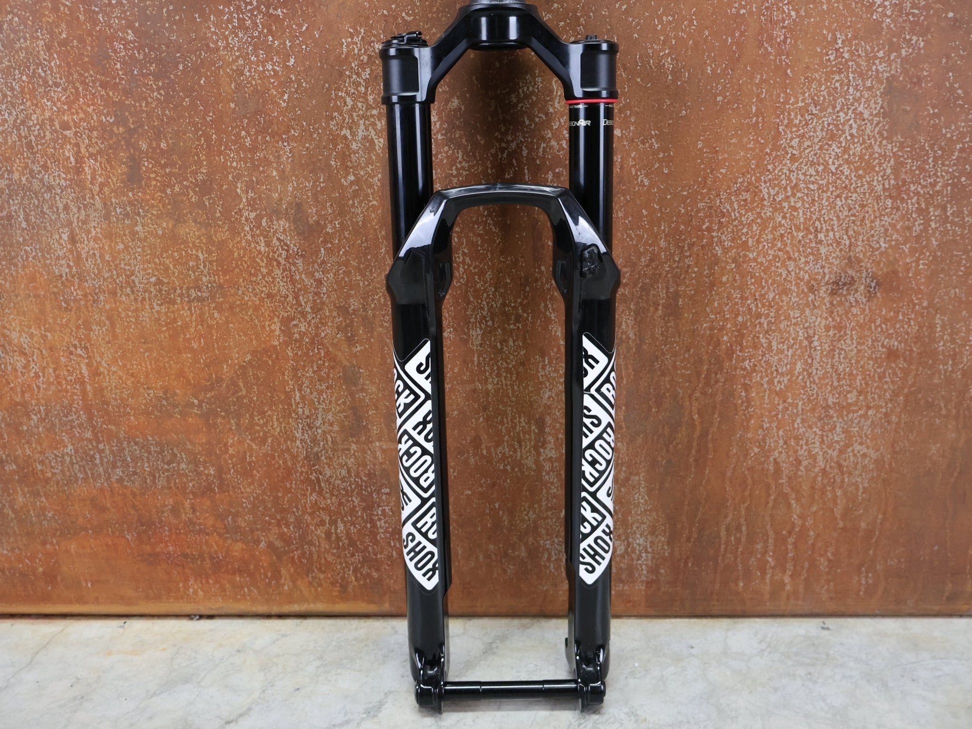 Federgabel von Rock Shox, ROCKSHOX – SID SL ULTIMATE 2P / 29 / 110 MM / BOOST 15×110 / SID GLOSS BLACK / RACE DAY 2 vor USEDBIKES - OB.DE Hintergrund