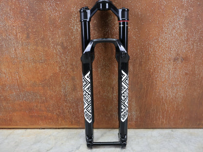 Federgabel von Rock Shox, ROCKSHOX – SID SL ULTIMATE 2P / 29 / 110 MM / BOOST 15×110 / SID GLOSS BLACK / RACE DAY 2 vor USEDBIKES - OB.DE Hintergrund