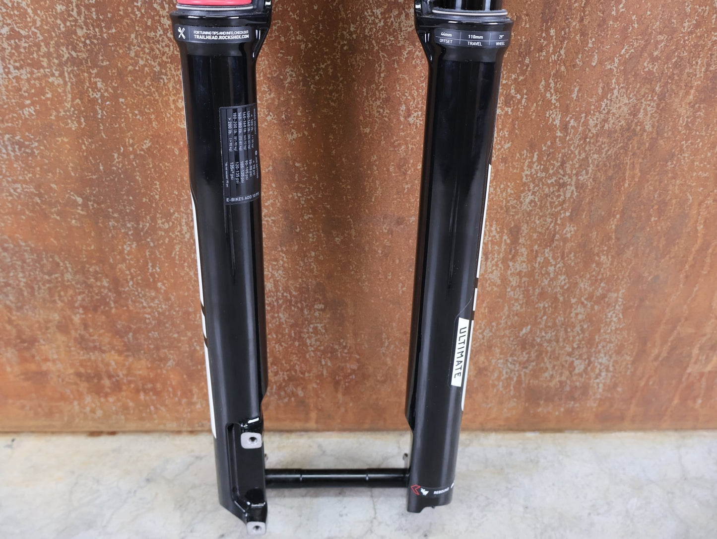Federgabel von Rock Shox, ROCKSHOX – SID SL ULTIMATE 2P / 29 / 110 MM / BOOST 15×110 / SID GLOSS BLACK / RACE DAY 2 vor USEDBIKES - OB.DE Hintergrund
