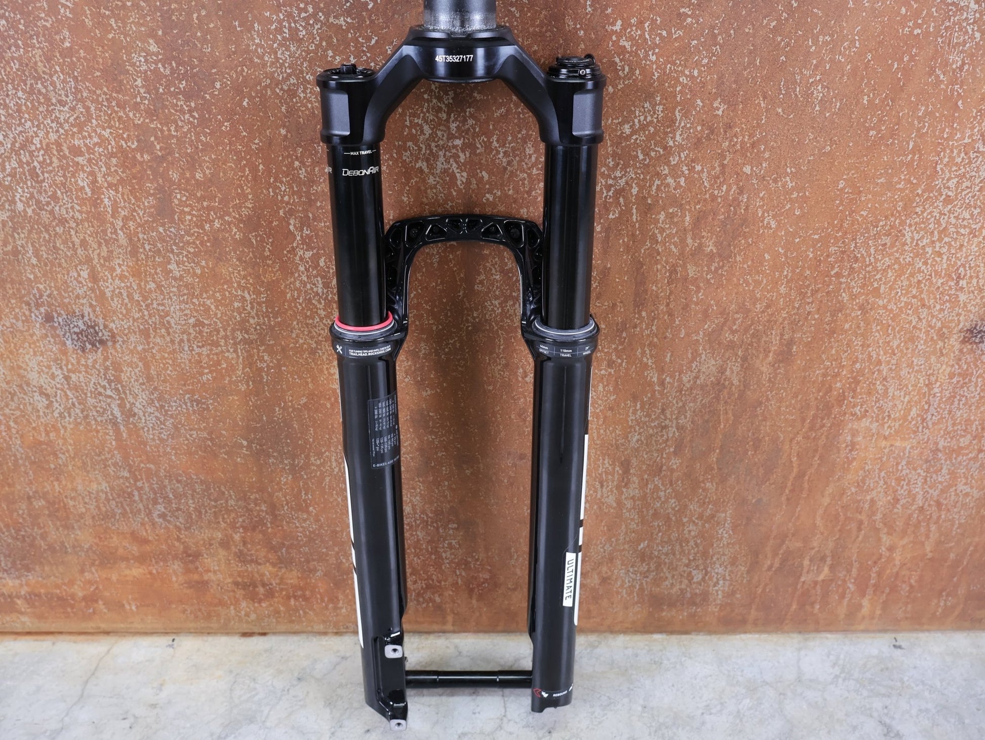 Federgabel von Rock Shox, ROCKSHOX – SID SL ULTIMATE 2P / 29 / 110 MM / BOOST 15×110 / SID GLOSS BLACK / RACE DAY 2 vor USEDBIKES - OB.DE Hintergrund