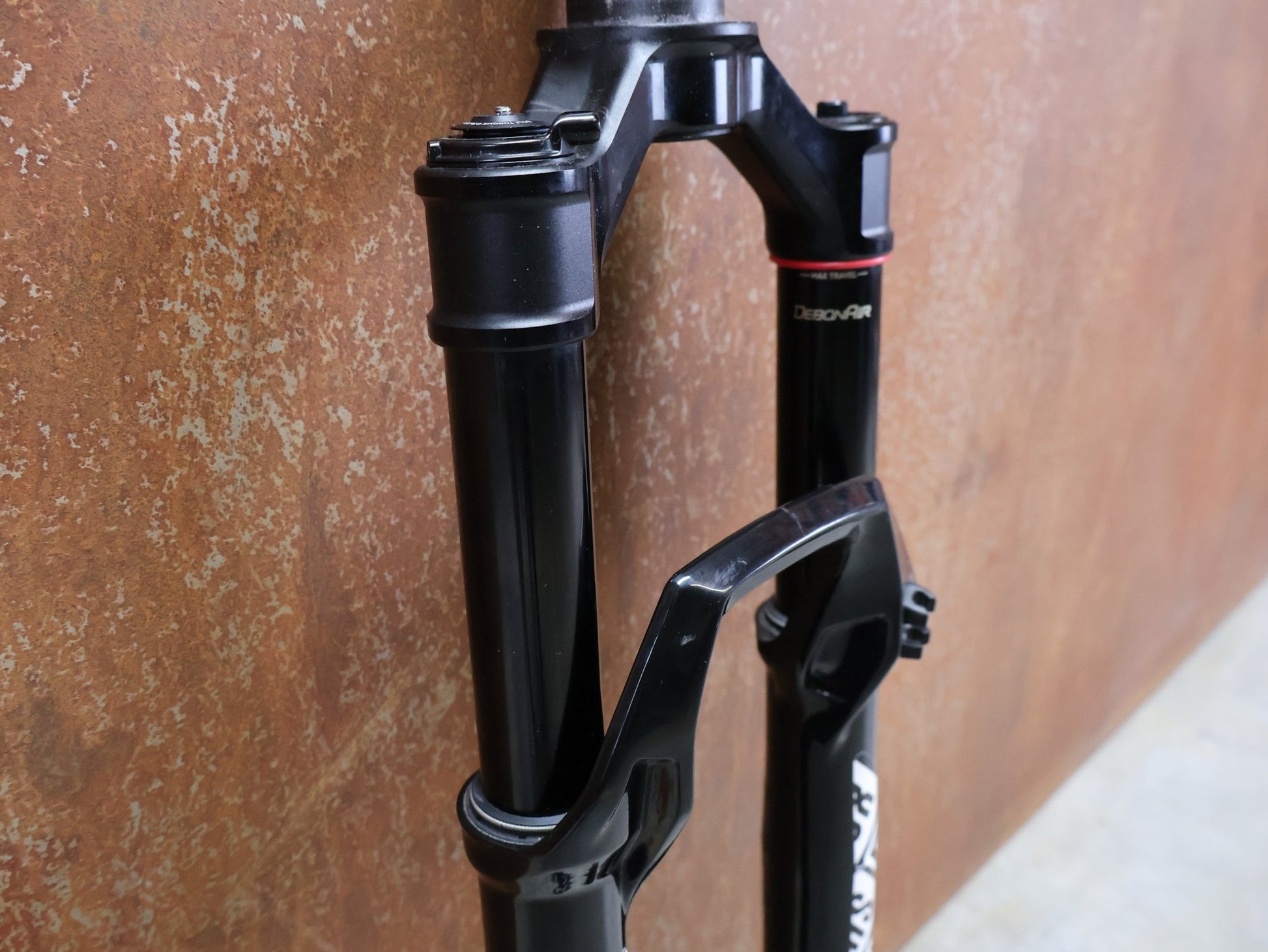 Federgabel von Rock Shox, ROCKSHOX – SID SL ULTIMATE 2P / 29 / 110 MM / BOOST 15×110 / SID GLOSS BLACK / RACE DAY 2 vor USEDBIKES - OB.DE Hintergrund