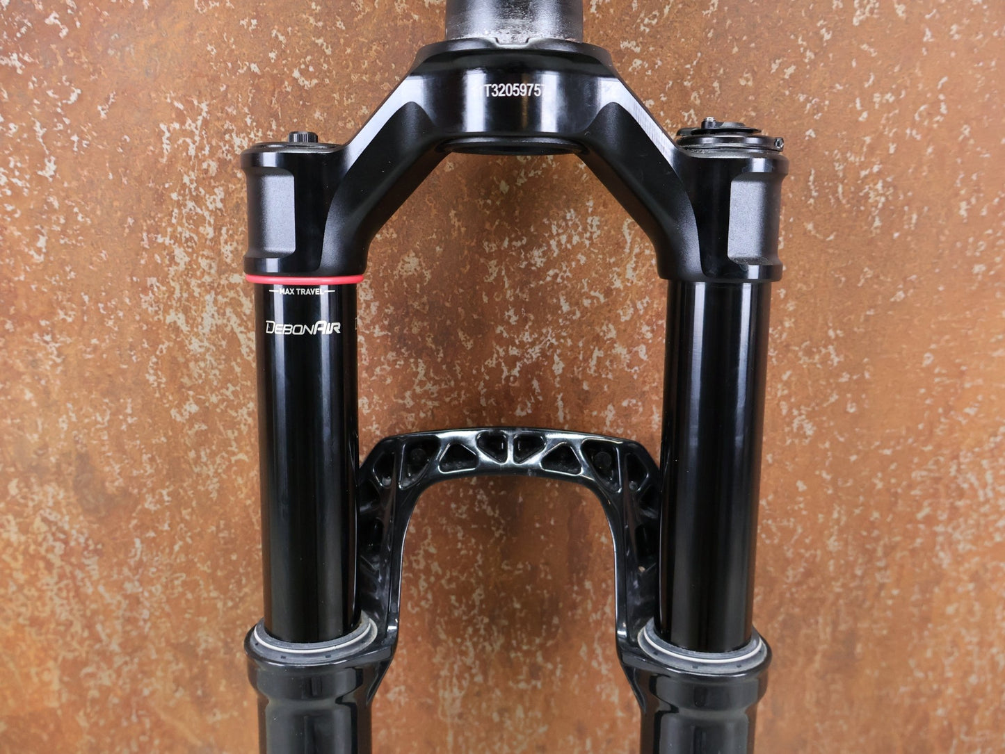 Federgabel von Rock Shox, ROCKSHOX – SID SL ULTIMATE 2P / 29 / 110 MM / BOOST 15×110 / SID GLOSS BLACK / RACE DAY 2 vor USEDBIKES - OB.DE Hintergrund